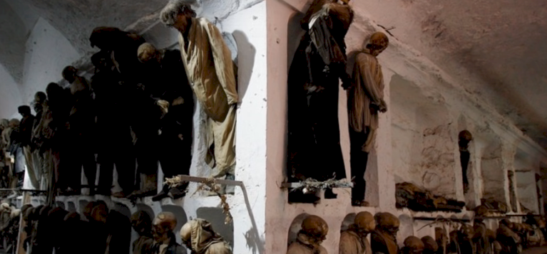 Holttestek ezreit vitték le a kolostor alagsorába, a múmiákat mi is megnézhetjük – videó
